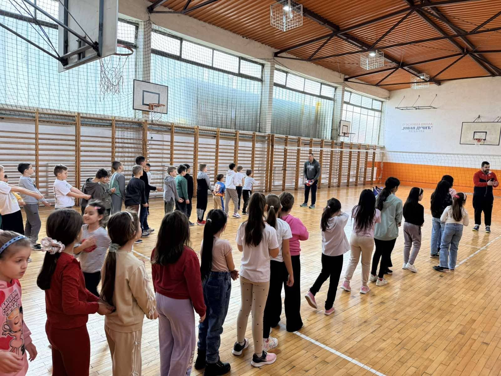 Trening najmlađih polaznika škole odbojke