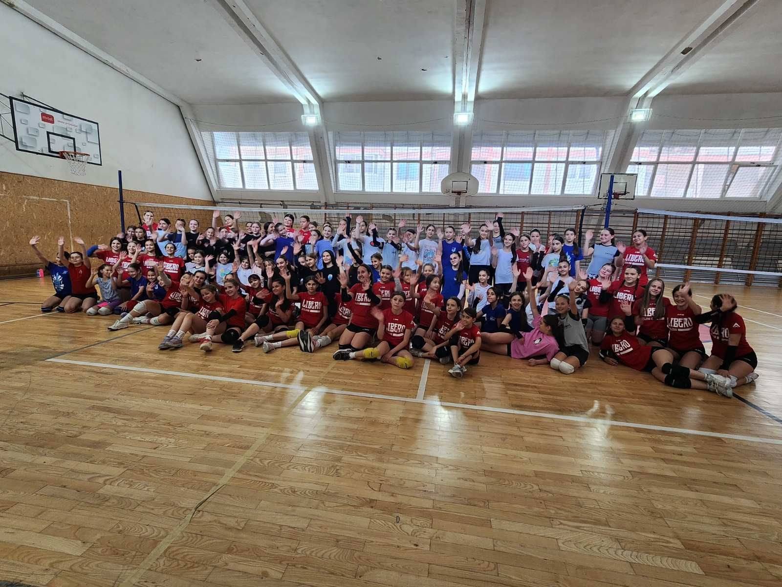 Igračice kluba pozdravljaju publiku