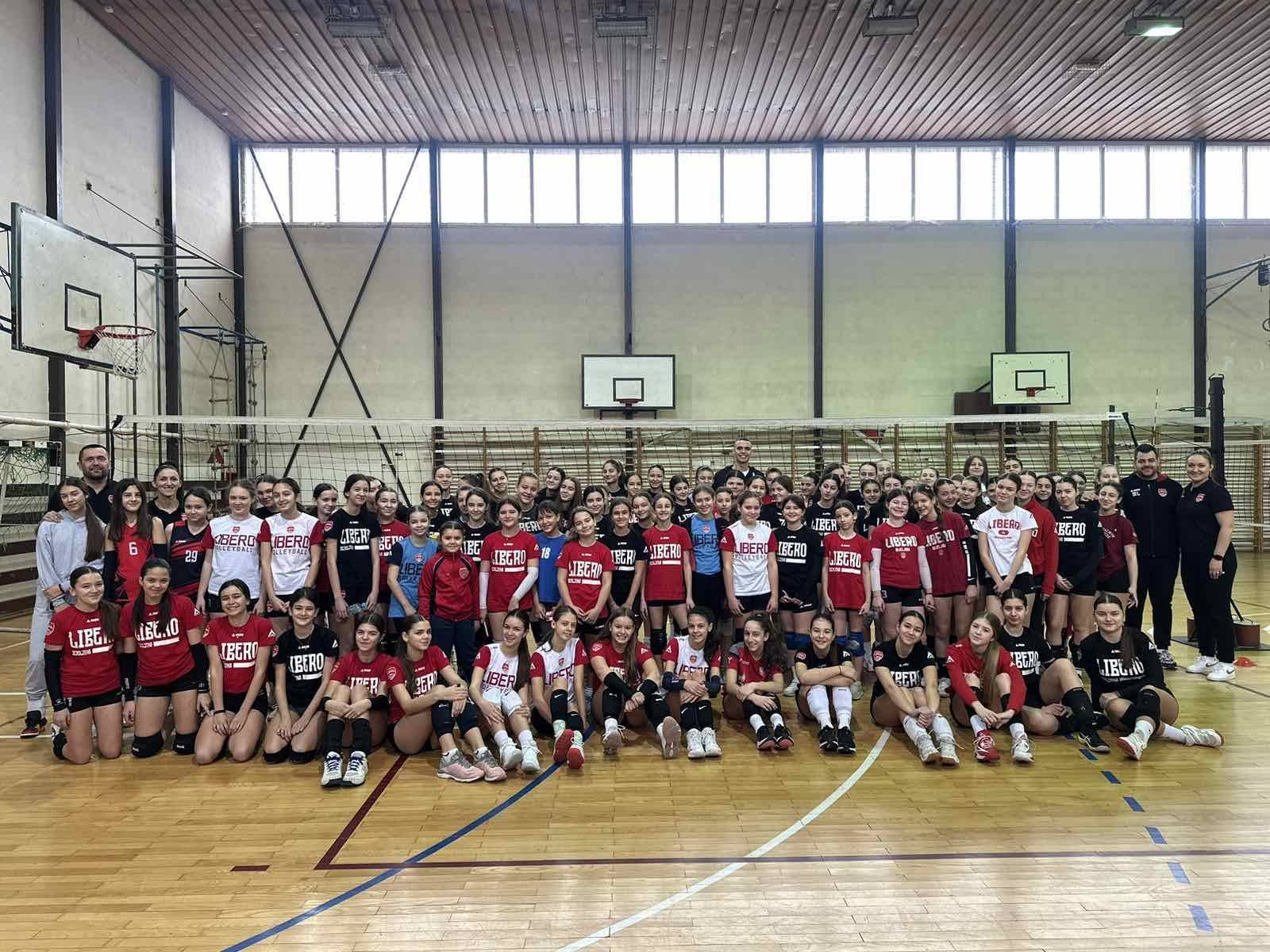 Sve ekipe OK Libero okupljene u sali
